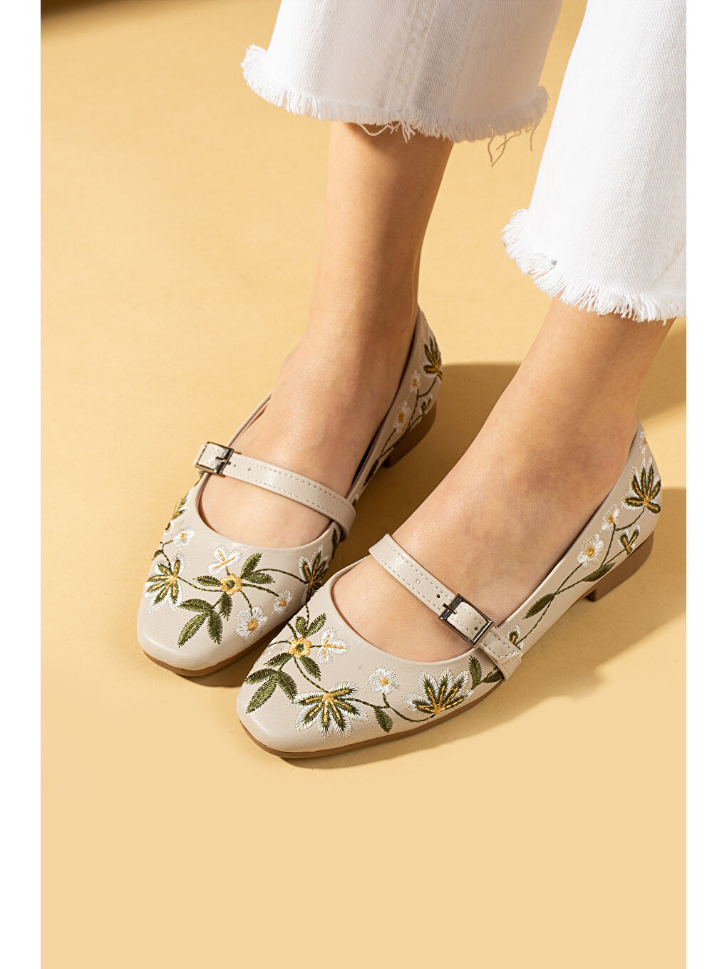 Bej Çiçek Desenli Tokalı Rahat Kalıp Kadın Babet 69-011-25Cilt-1