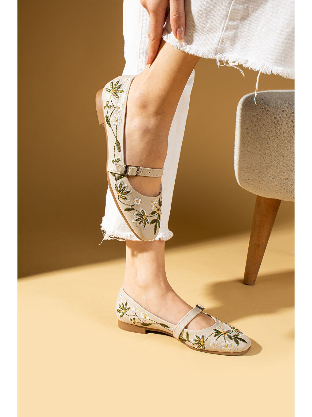 Bej Çiçek Desenli Tokalı Rahat Kalıp Kadın Babet 69-011-25Cilt-2