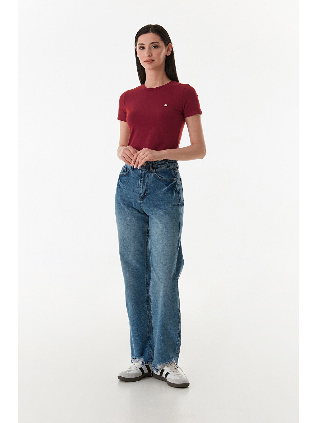 Bordo Kalp Nakışlı Bisiklet Yaka Crop Tişört-1