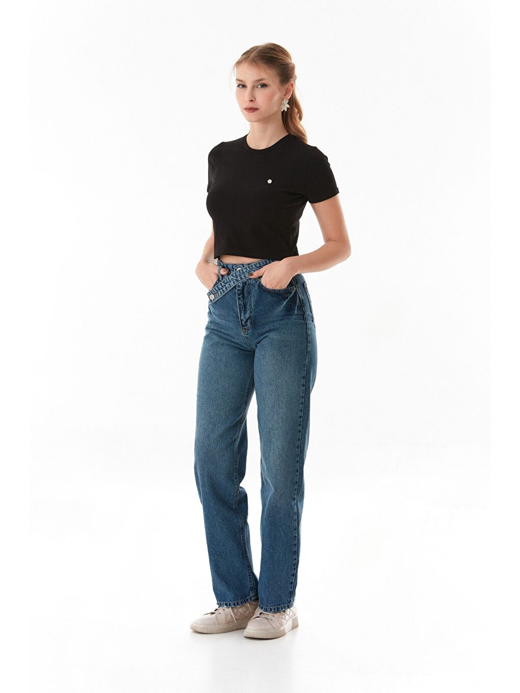 Siyah Kalp Nakışlı Bisiklet Yaka Crop Tişört-1