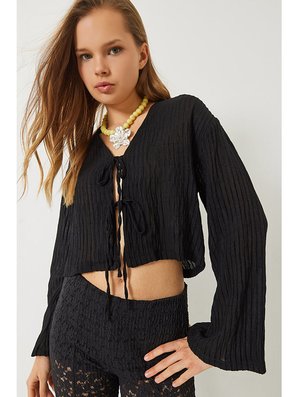 Siyah Kadın V Yaka Çizgili Bağlama Detaylı Bluz