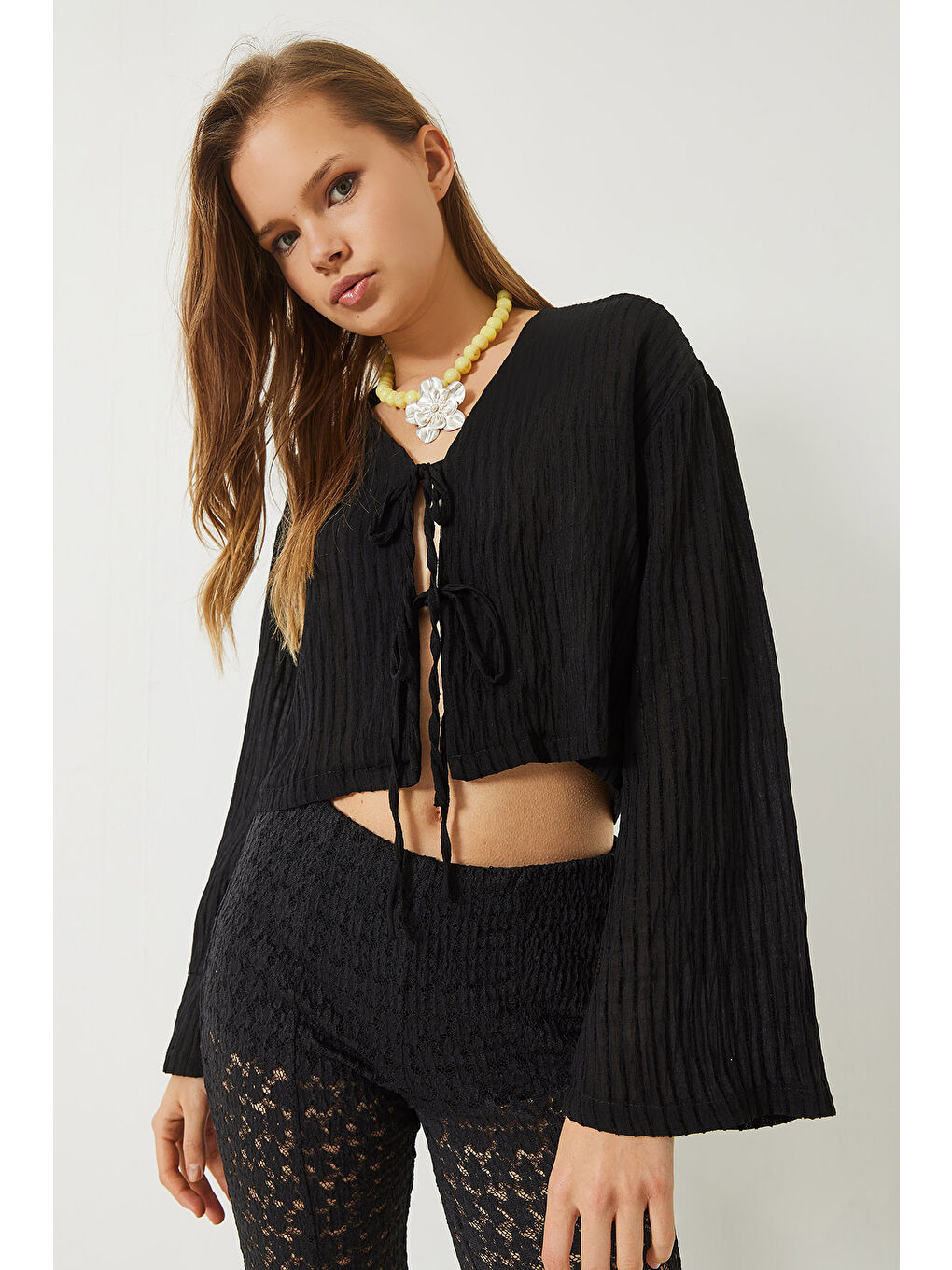 Siyah Kadın V Yaka Çizgili Bağlama Detaylı Bluz-1