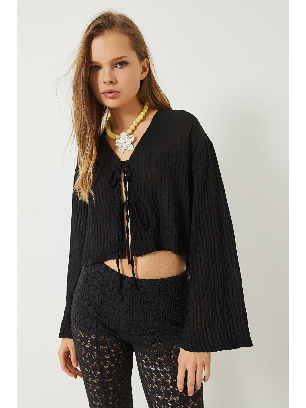 Siyah Kadın V Yaka Çizgili Bağlama Detaylı Bluz-2