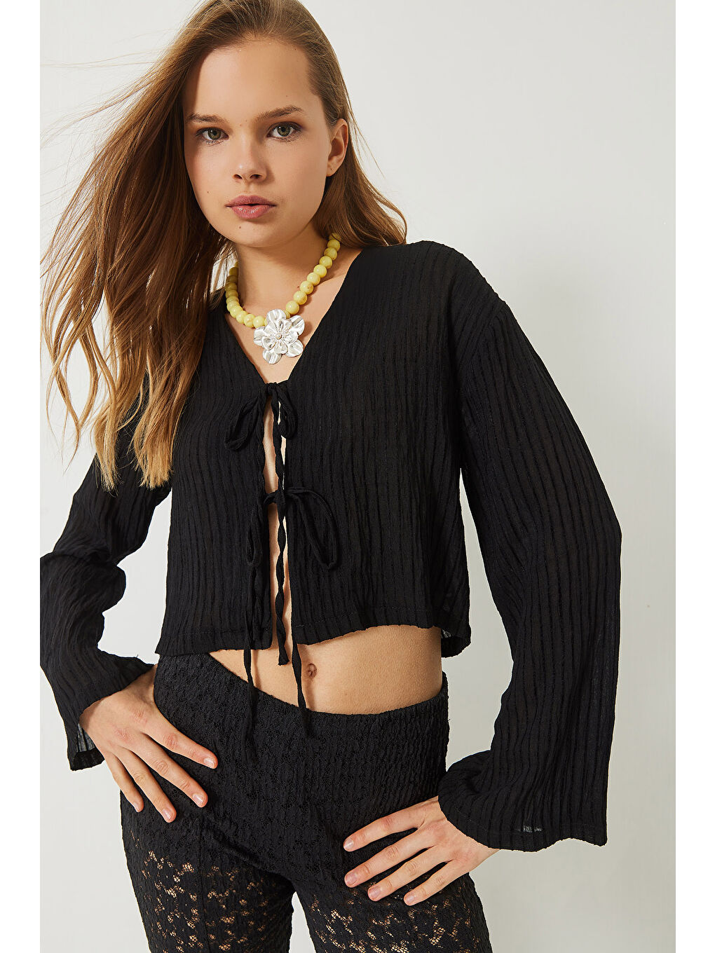 Siyah Kadın V Yaka Çizgili Bağlama Detaylı Bluz-3