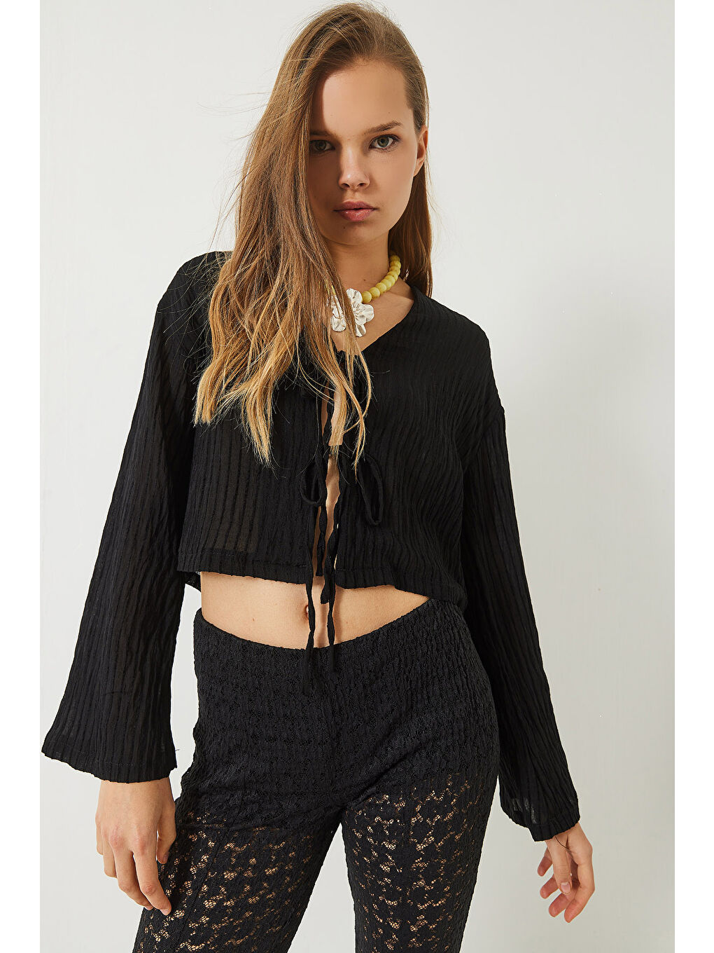 Siyah Kadın V Yaka Çizgili Bağlama Detaylı Bluz-4