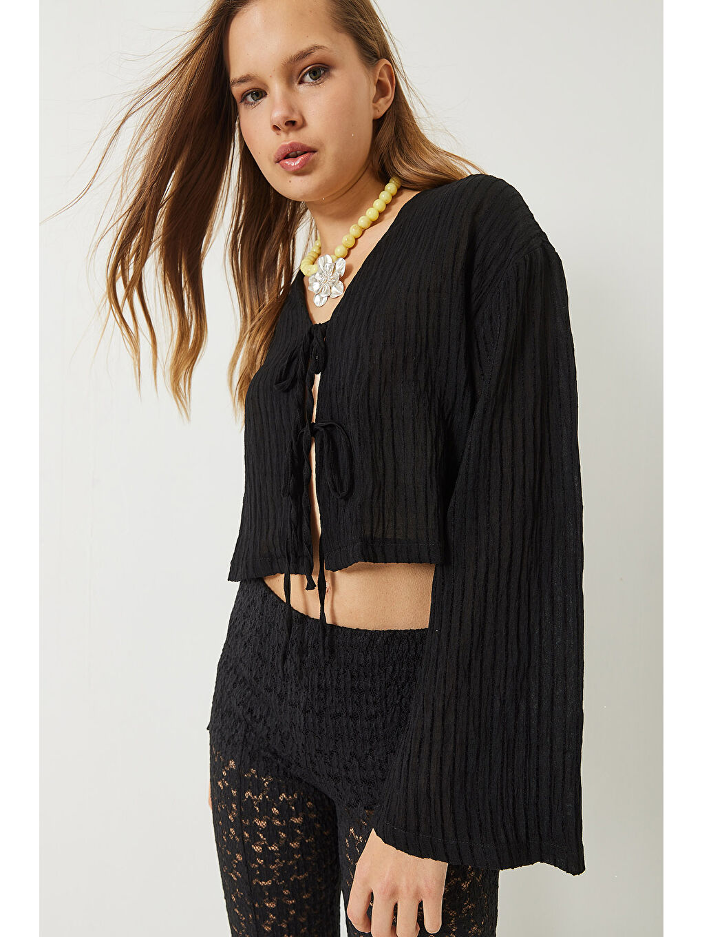 Siyah Kadın V Yaka Çizgili Bağlama Detaylı Bluz-5