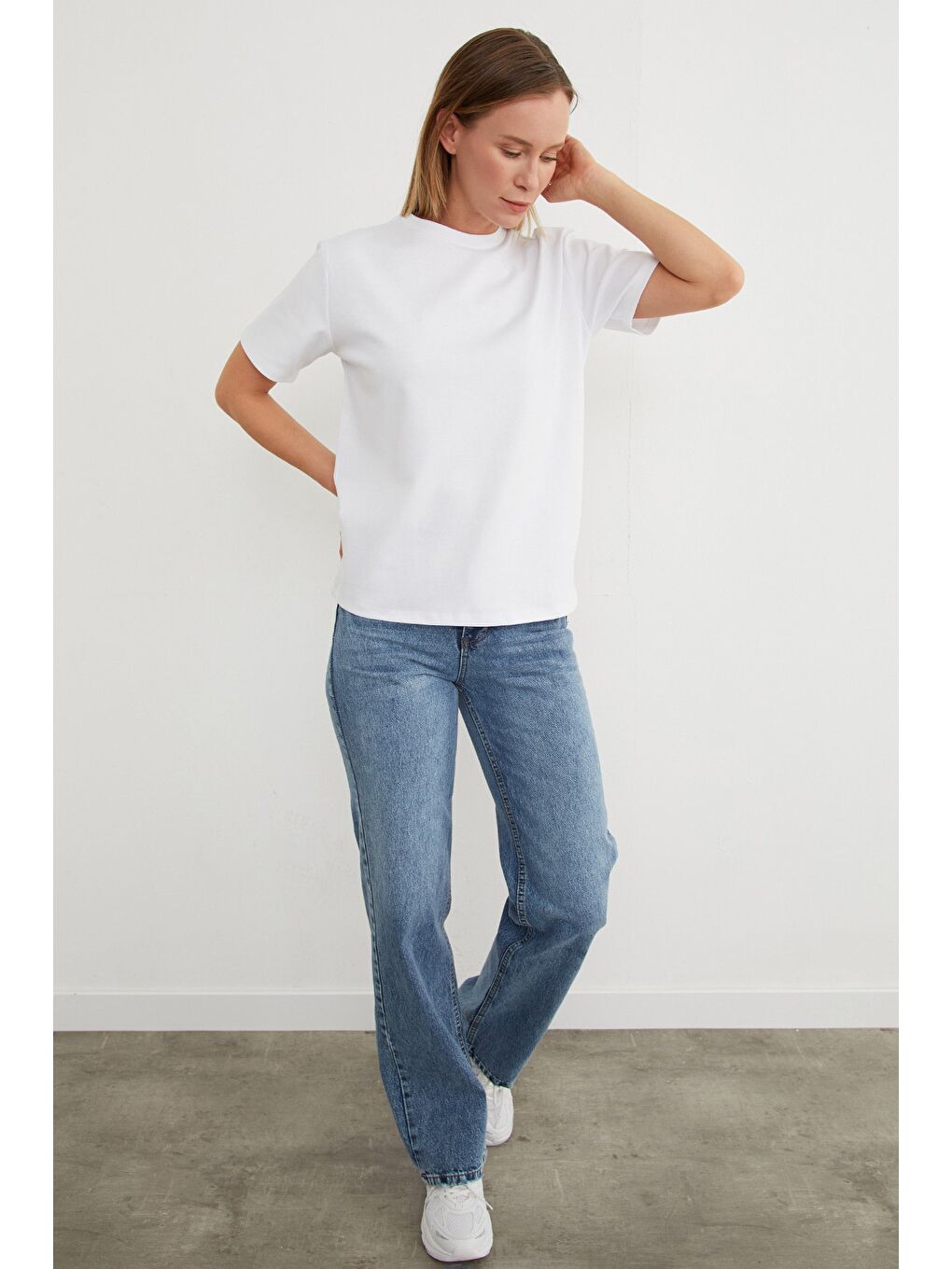 Beyaz Basic Bisiklet Yaka Tişört-3