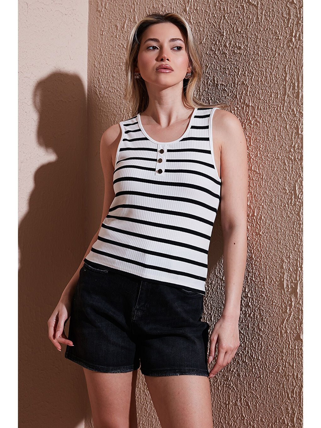 Lacivert Çizgili Standart Fit Yuvarlak Yaka Düğme Detaylı Atlet 25Y0297K1