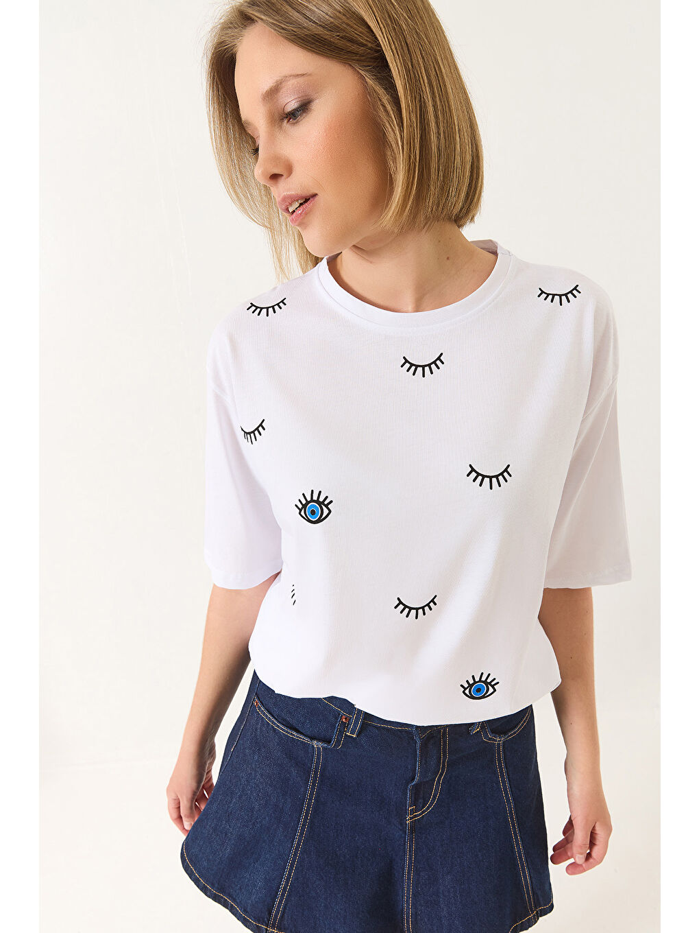 Beyaz Kadın Göz Baskılı Kısa Kollu Pamuklu Oversize T-Shirt