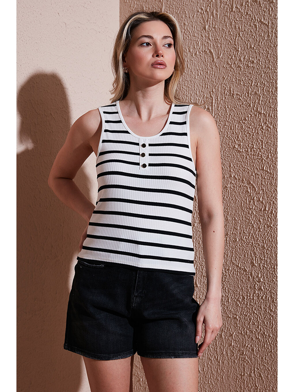 Lacivert Çizgili Standart Fit Yuvarlak Yaka Düğme Detaylı Atlet 25Y0297K1-1