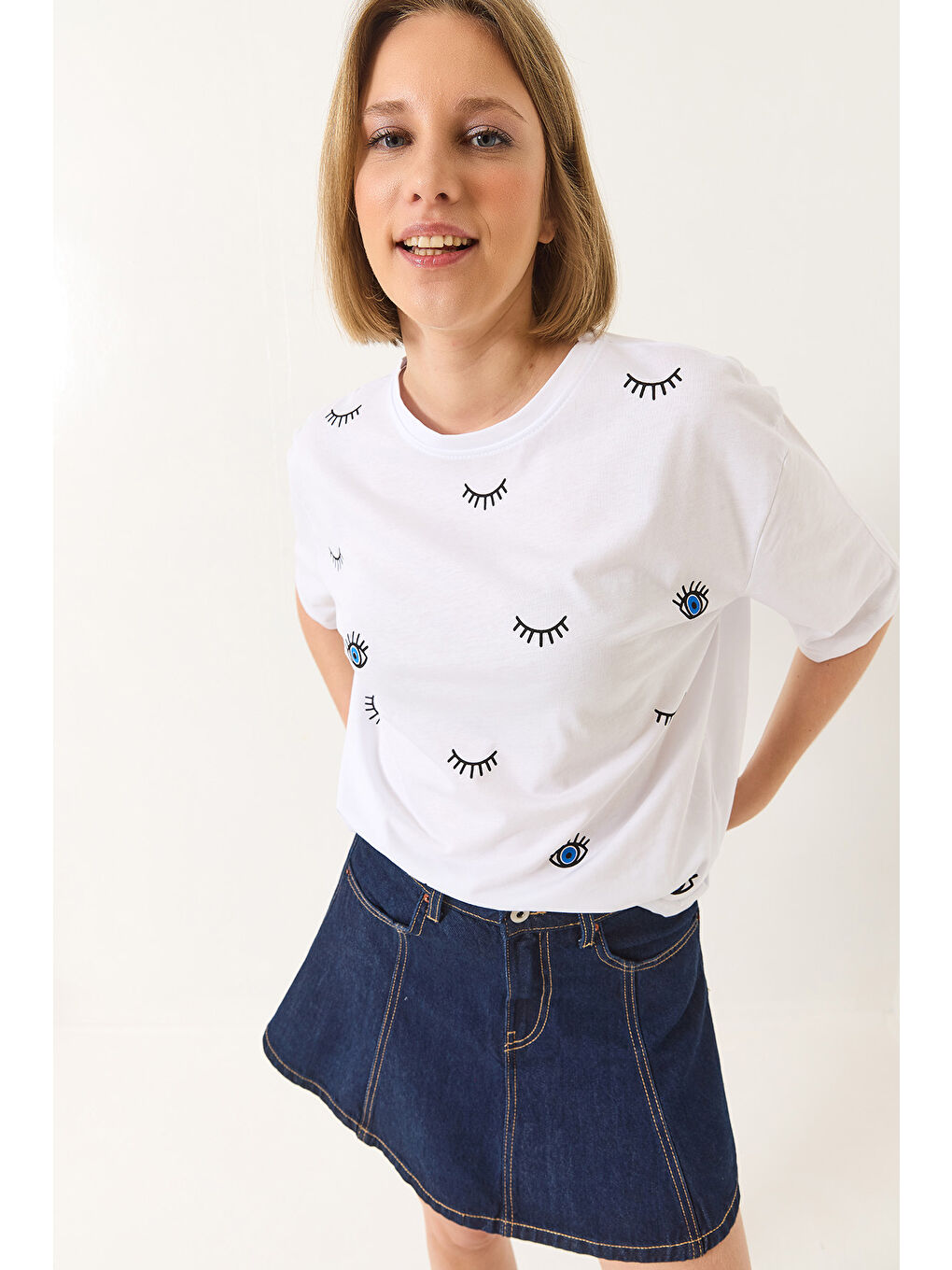 Beyaz Kadın Göz Baskılı Kısa Kollu Pamuklu Oversize T-Shirt-1