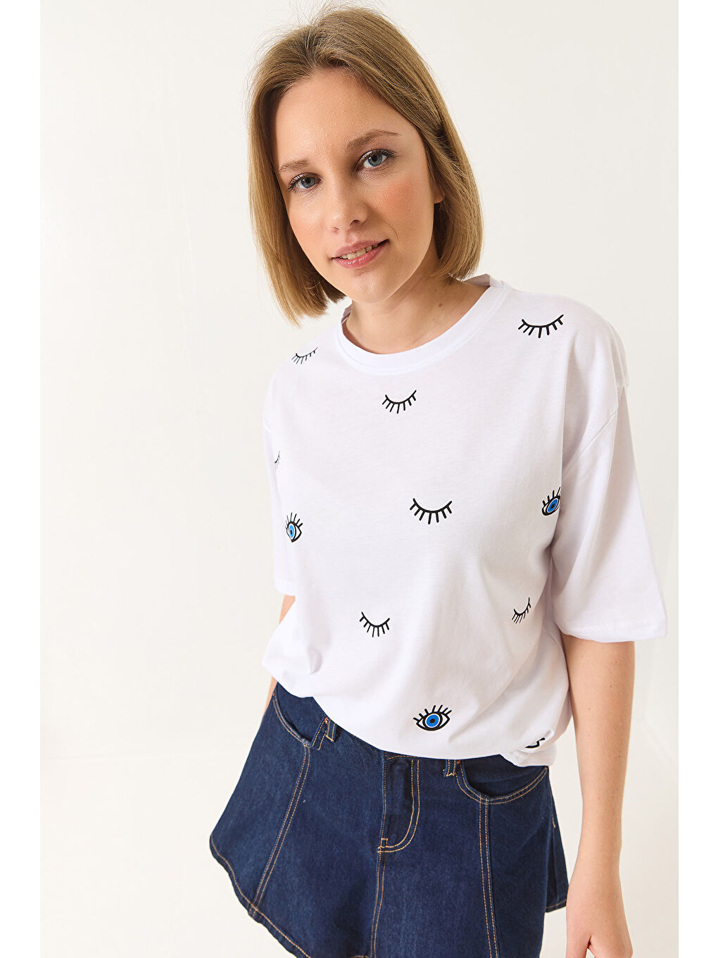 Beyaz Kadın Göz Baskılı Kısa Kollu Pamuklu Oversize T-Shirt-2