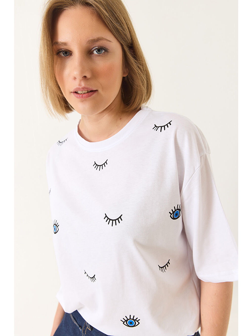 Beyaz Kadın Göz Baskılı Kısa Kollu Pamuklu Oversize T-Shirt-3