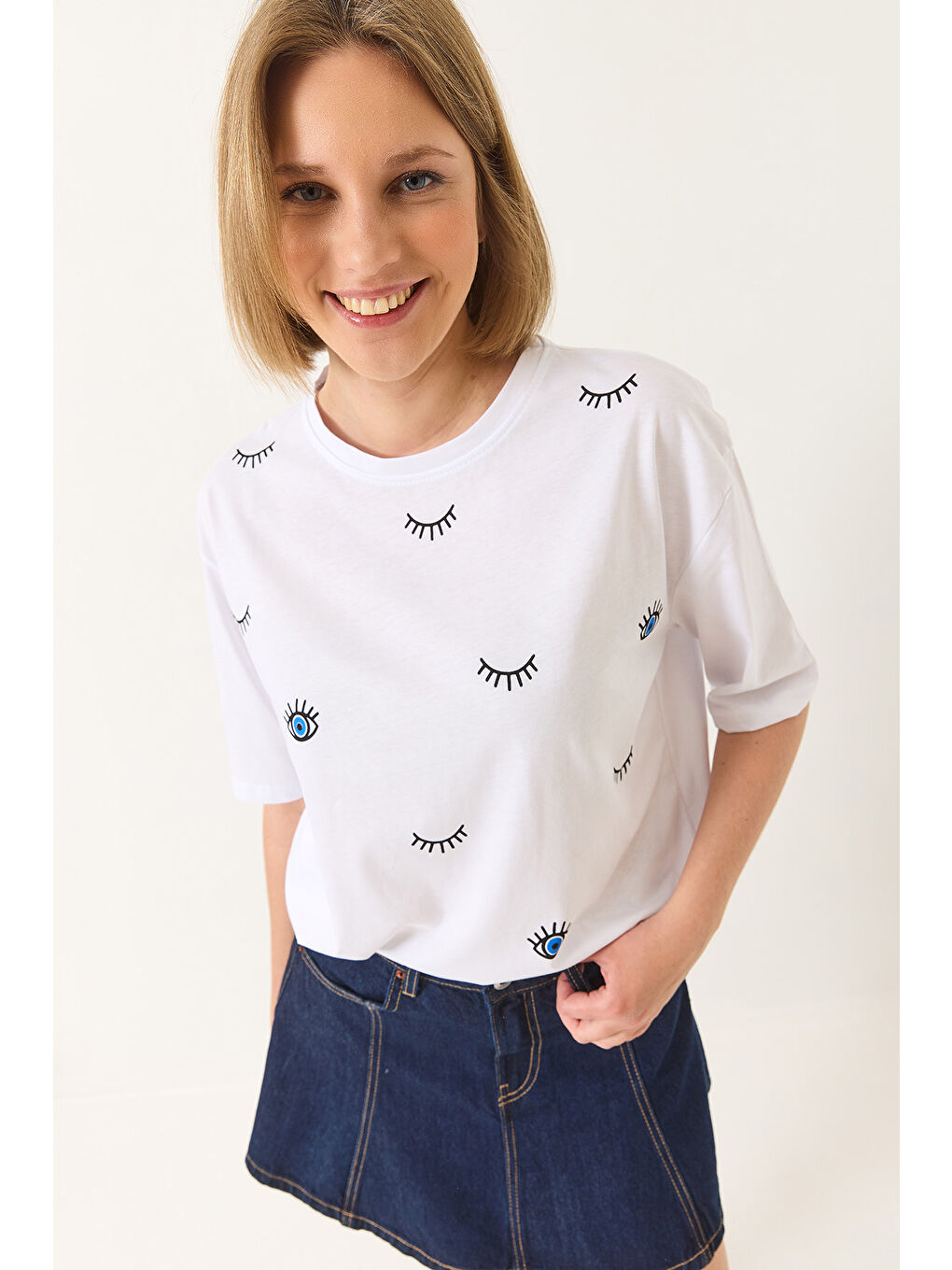 Beyaz Kadın Göz Baskılı Kısa Kollu Pamuklu Oversize T-Shirt-4