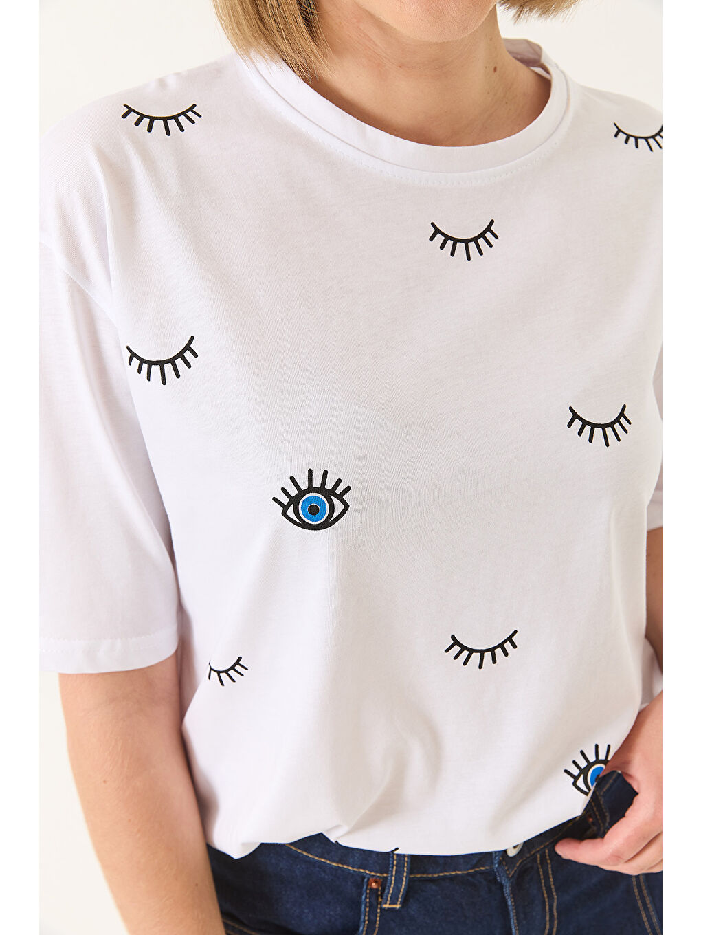 Beyaz Kadın Göz Baskılı Kısa Kollu Pamuklu Oversize T-Shirt-5