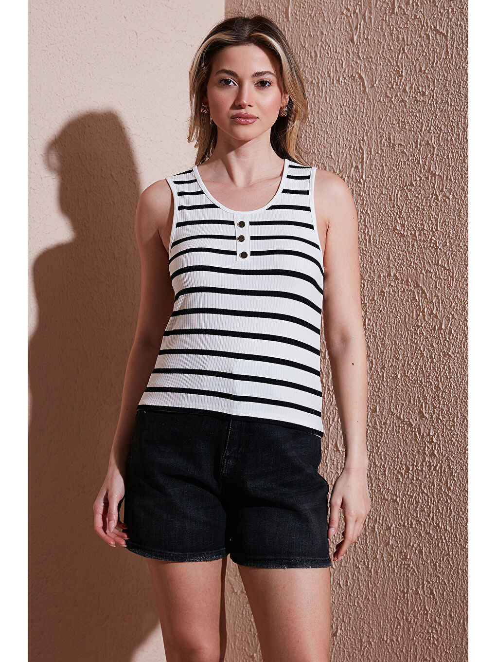 Lacivert Çizgili Standart Fit Yuvarlak Yaka Düğme Detaylı Atlet 25Y0297K1-2