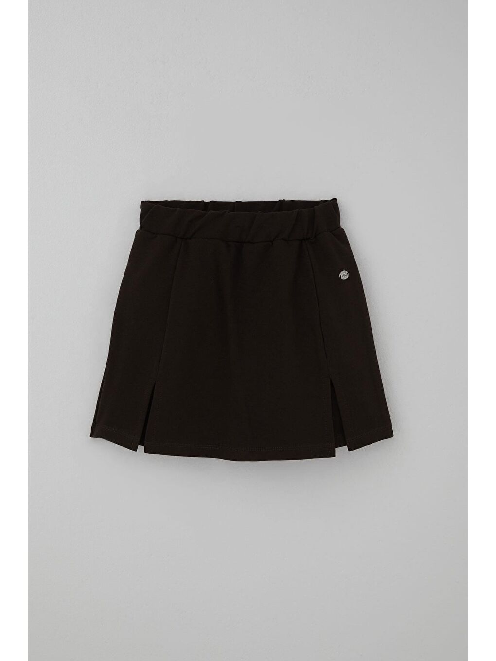 Kahverengi Kız Çocuk Şort Etek Arma Aksesuarlı Yırtmaçlı Koyu Kahve (9-14 Yaş)