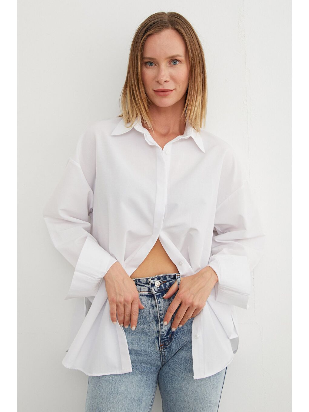 Beyaz Basic Yırtmaçlı Oversize Gömlek-1
