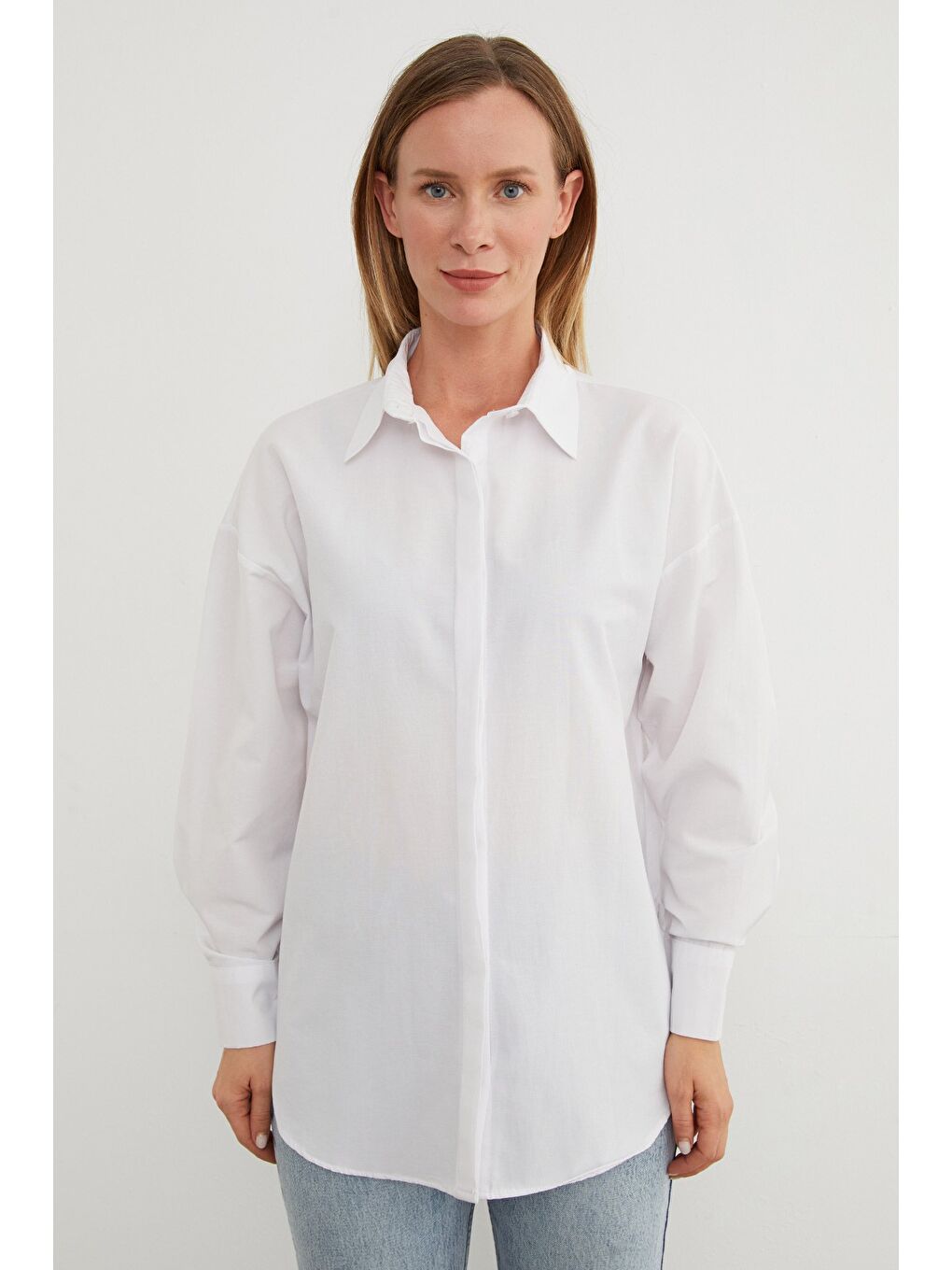 Beyaz Basic Yırtmaçlı Oversize Gömlek-2