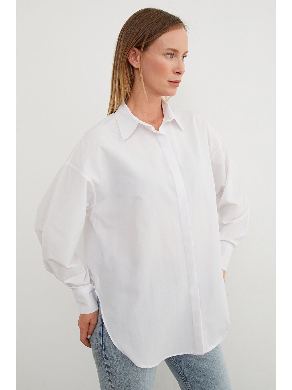 Beyaz Basic Yırtmaçlı Oversize Gömlek-3