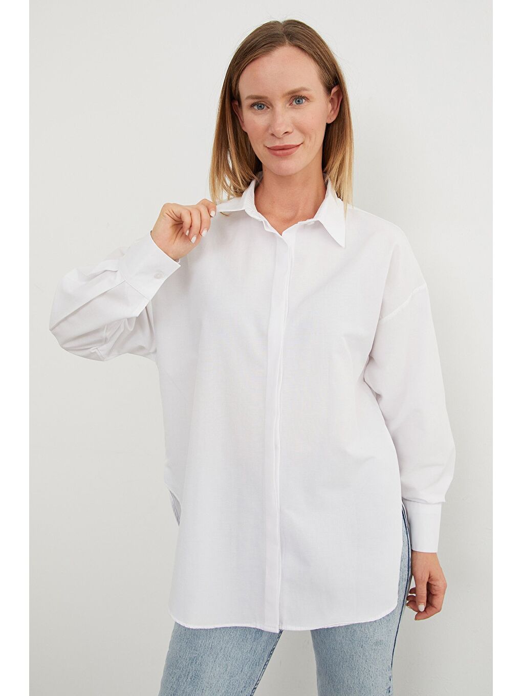 Beyaz Basic Yırtmaçlı Oversize Gömlek-4