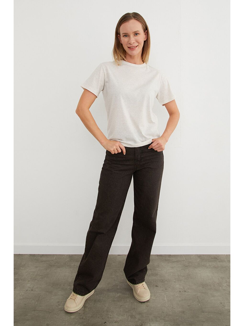 Bej Basic Bisiklet Yaka Tişört-2