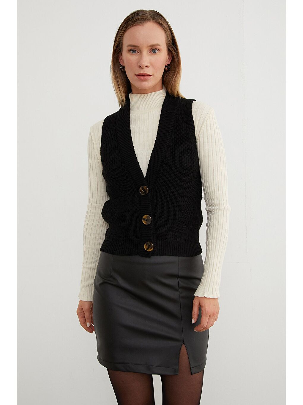 Siyah Düğmeli Triko Yelek