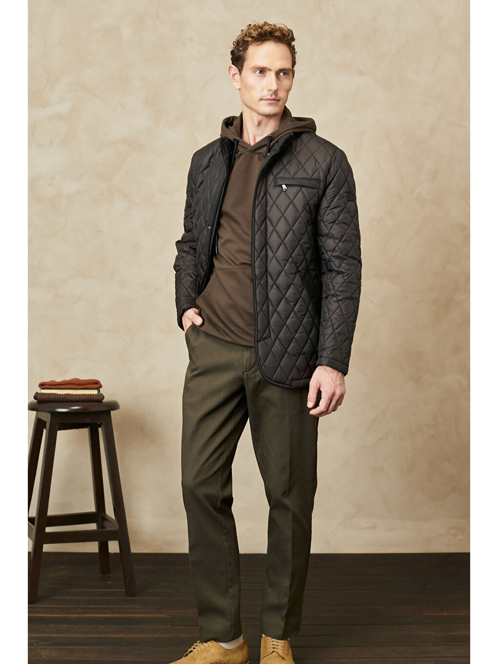 Erkek Siyah Standart Fit Normal Kesim Dik Yaka Soğuk ve Rüzgar Geçirmez Kapitone Mont-1