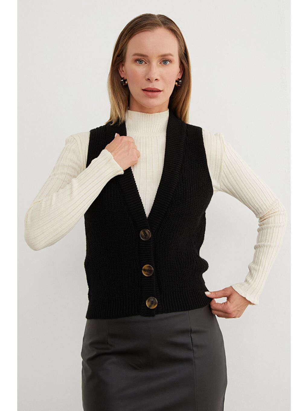 Siyah Düğmeli Triko Yelek-1