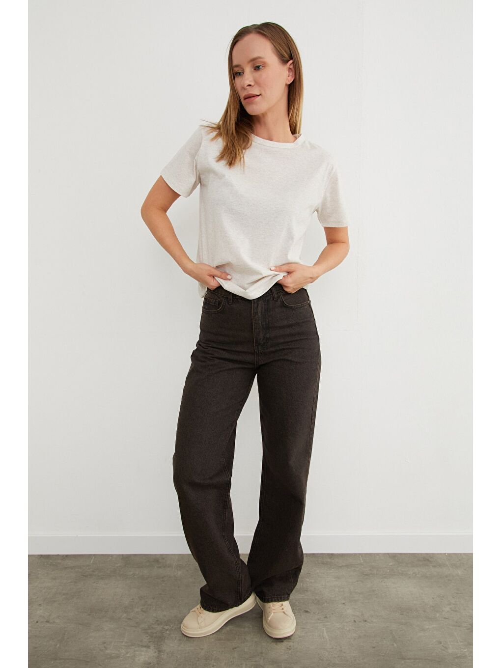 Bej Basic Bisiklet Yaka Tişört-4