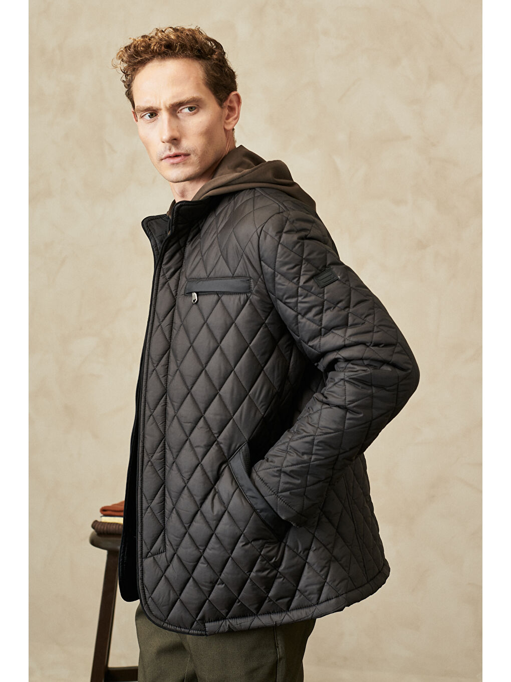 Erkek Siyah Standart Fit Normal Kesim Dik Yaka Soğuk ve Rüzgar Geçirmez Kapitone Mont-2