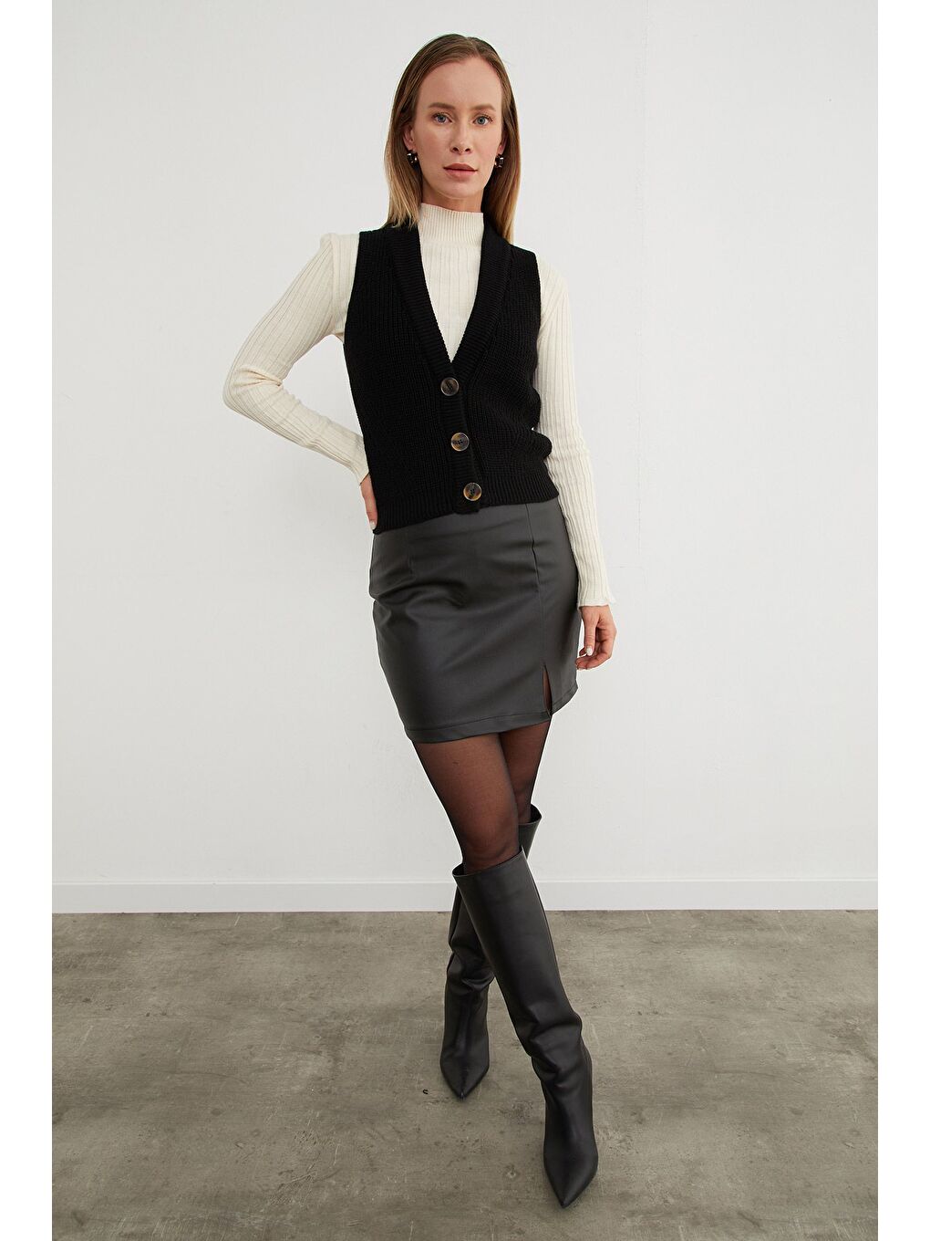 Siyah Düğmeli Triko Yelek-2