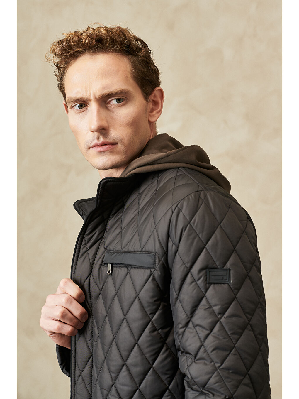 Erkek Siyah Standart Fit Normal Kesim Dik Yaka Soğuk ve Rüzgar Geçirmez Kapitone Mont-3