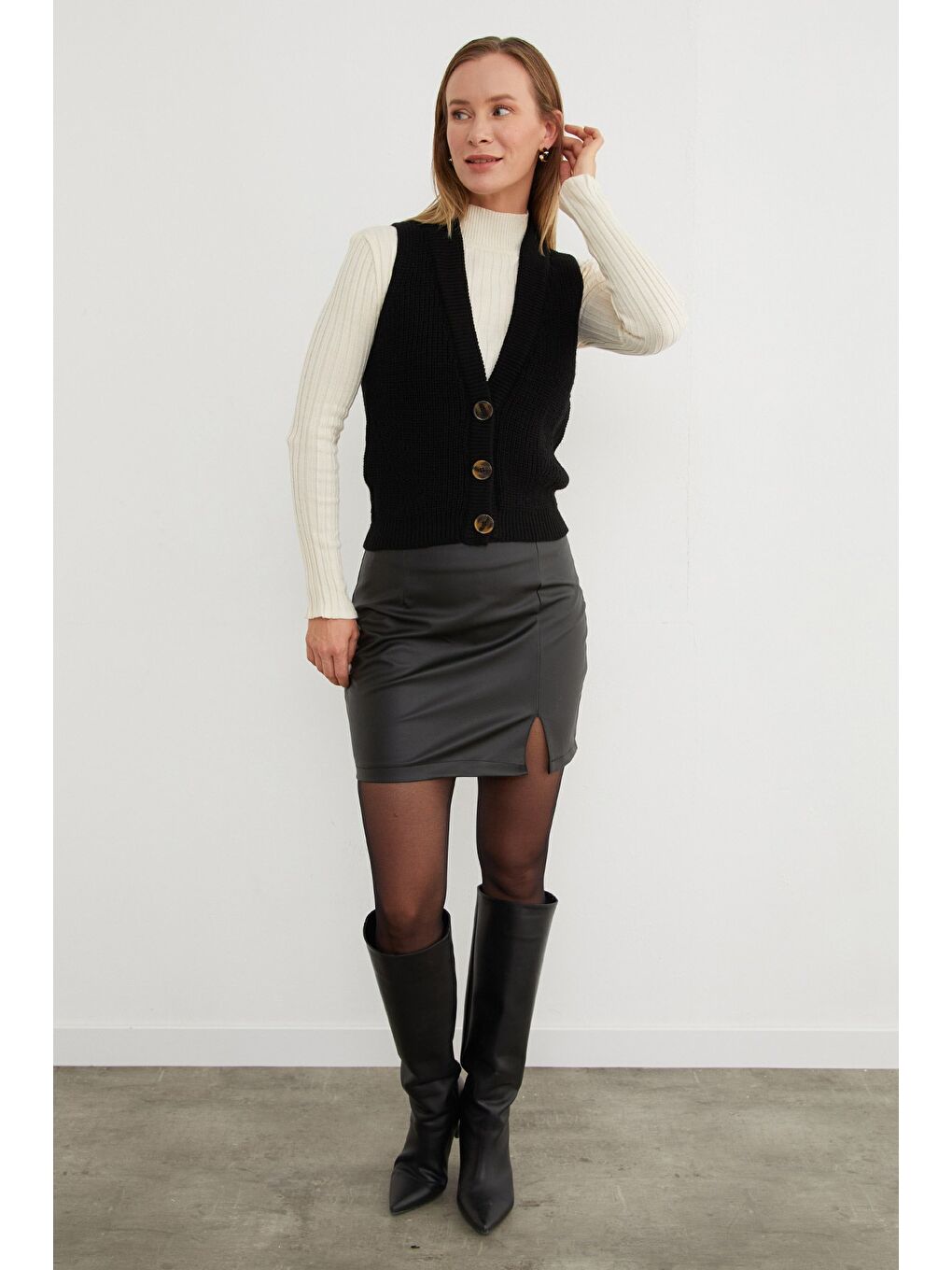 Siyah Düğmeli Triko Yelek-3