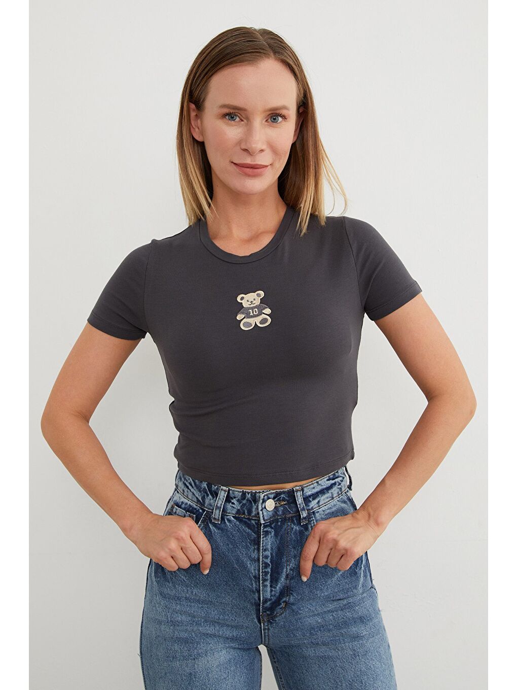 Antrasit Ayıcık Nakışlı Crop Tişört