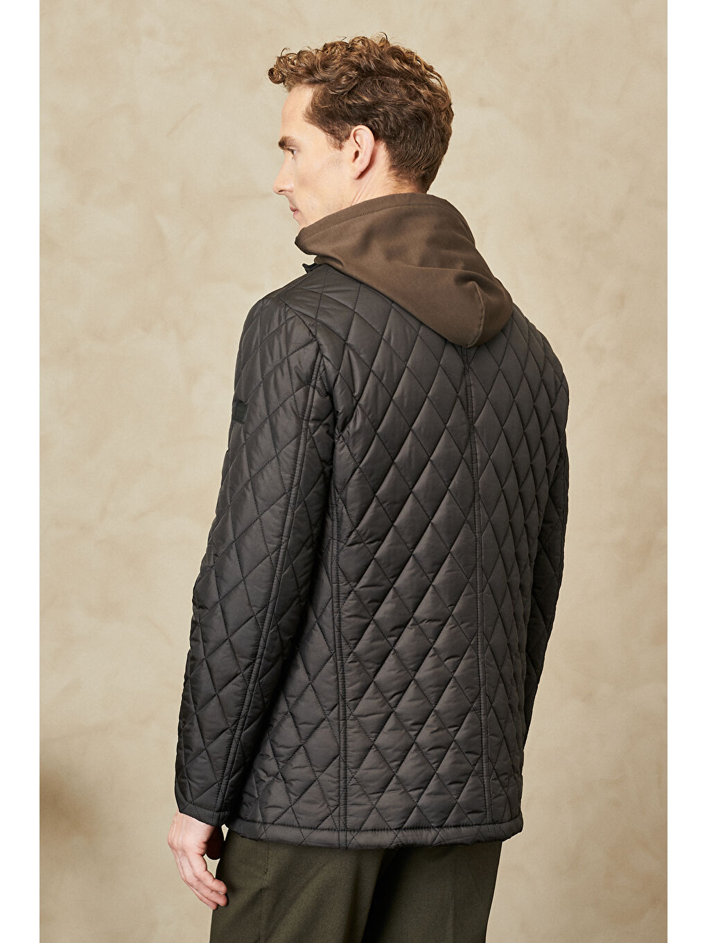 Erkek Siyah Standart Fit Normal Kesim Dik Yaka Soğuk ve Rüzgar Geçirmez Kapitone Mont-4