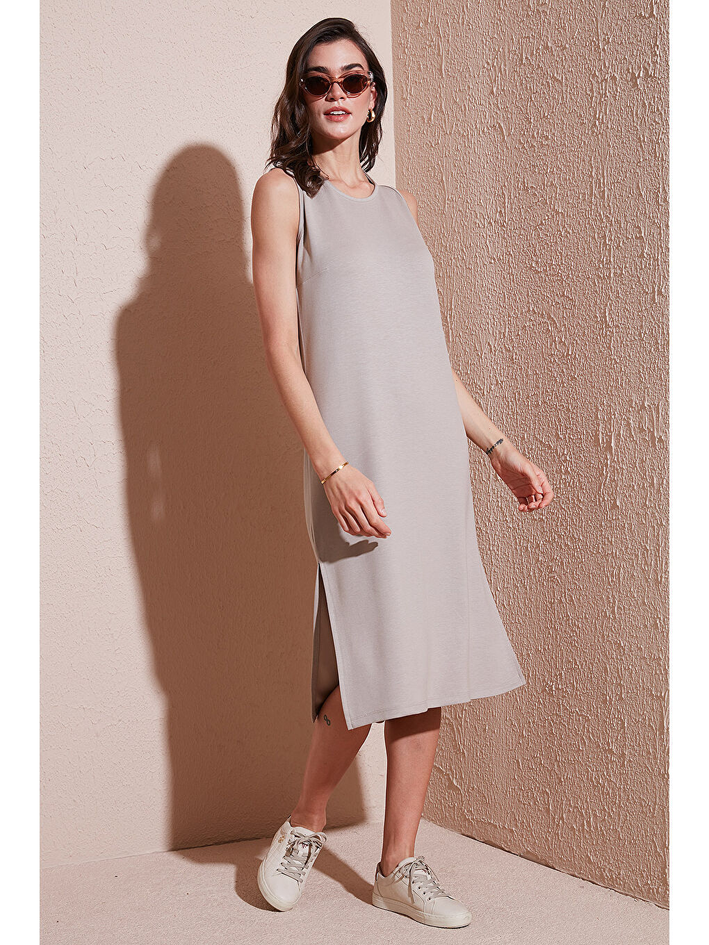 Bej Regular Fit Bisiklet Yaka Yırtmaç Detaylı Basic Midi Elbise 5866160