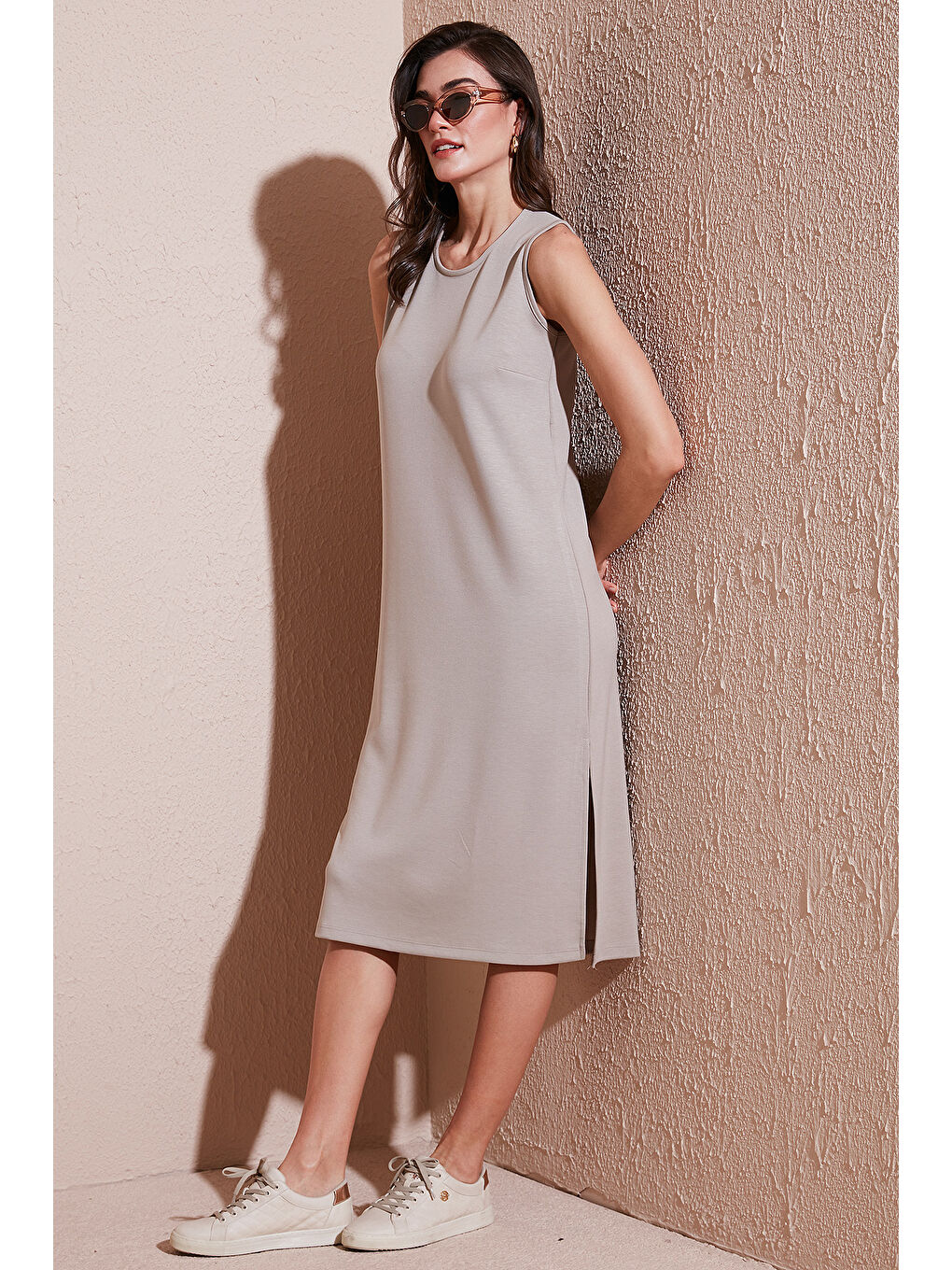 Bej Regular Fit Bisiklet Yaka Yırtmaç Detaylı Basic Midi Elbise 5866160-2