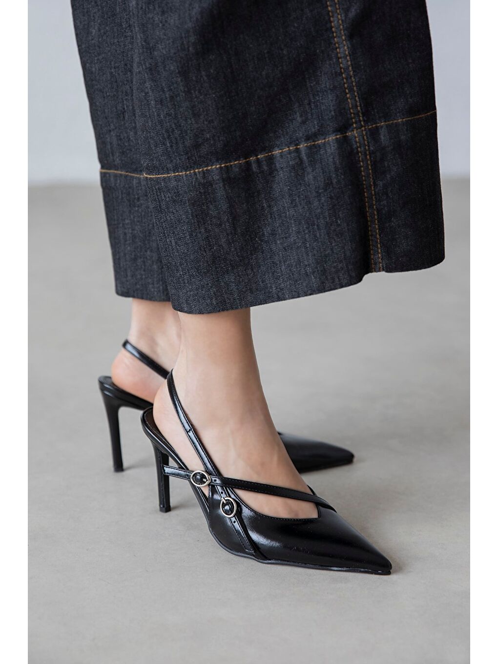 Alba Kadın Topuklu Kırışık Deri Ayakkabı Siyah