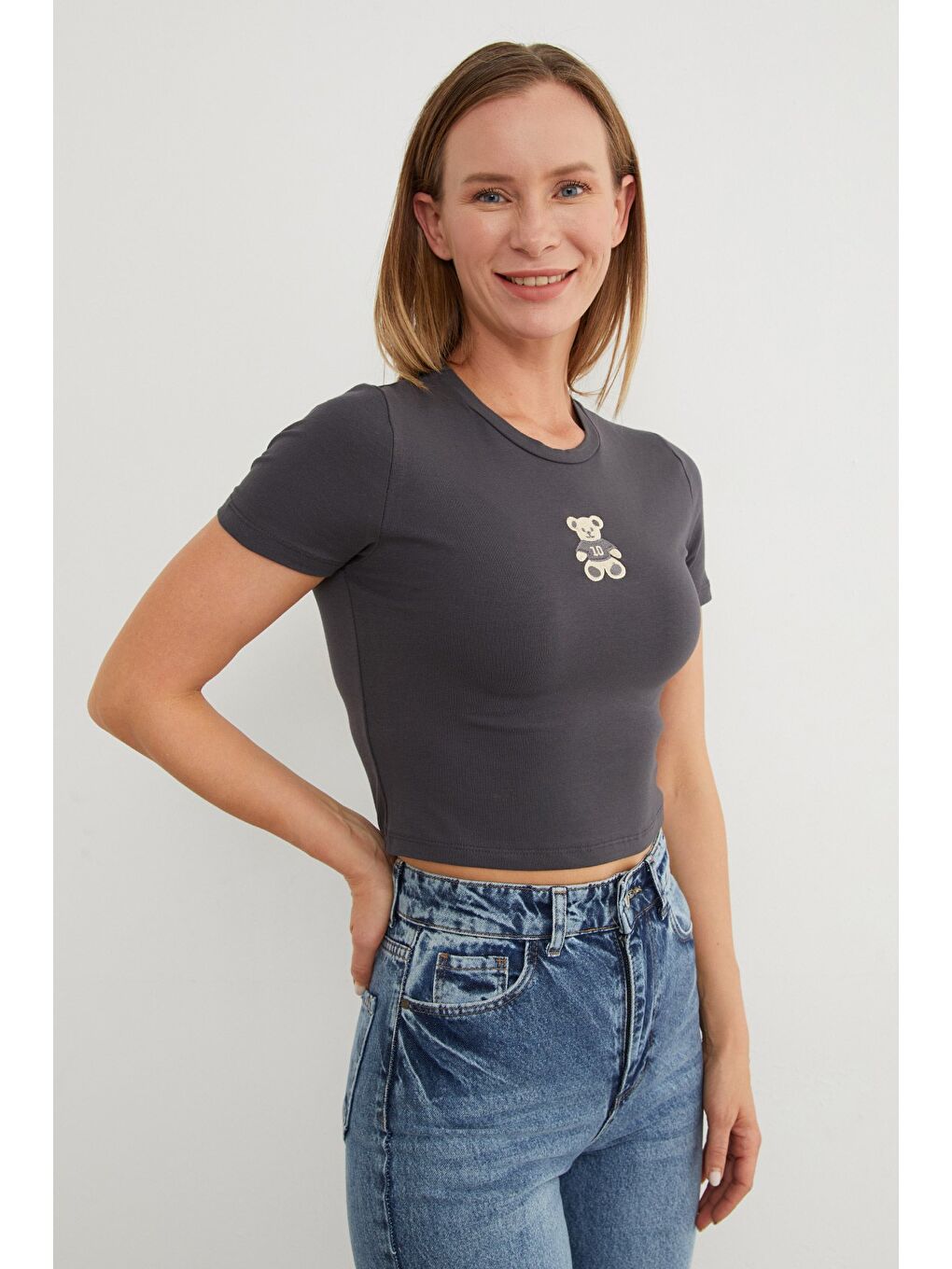 Antrasit Ayıcık Nakışlı Crop Tişört-4