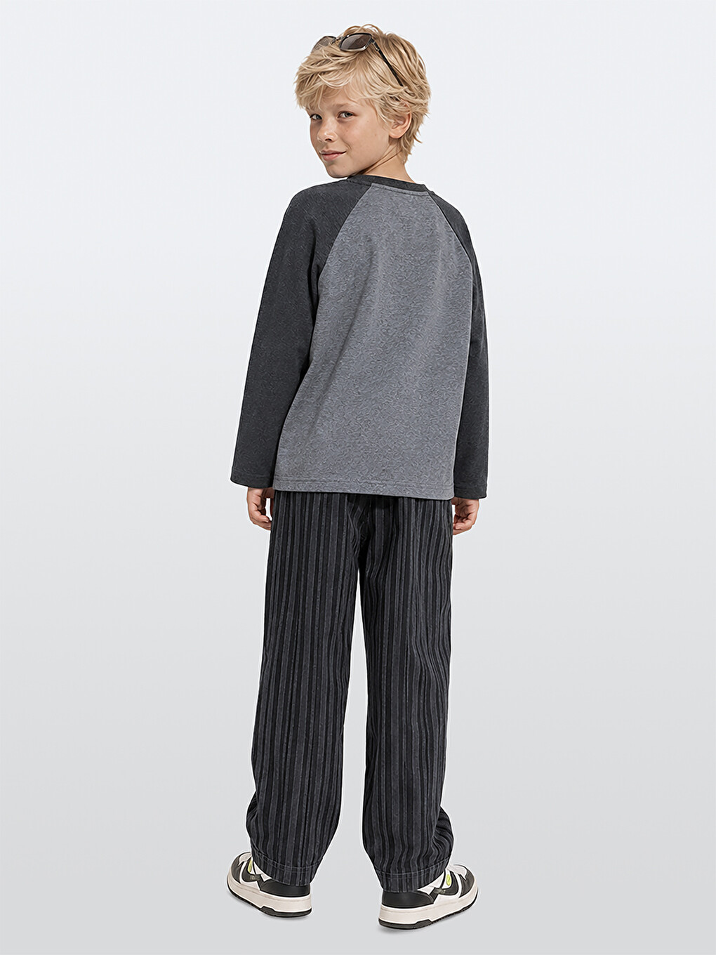 Siyah Erkek Çocuk Takım Oversize Tişört - Çizgili Denim Pantolon (5-11 Yaş)-1