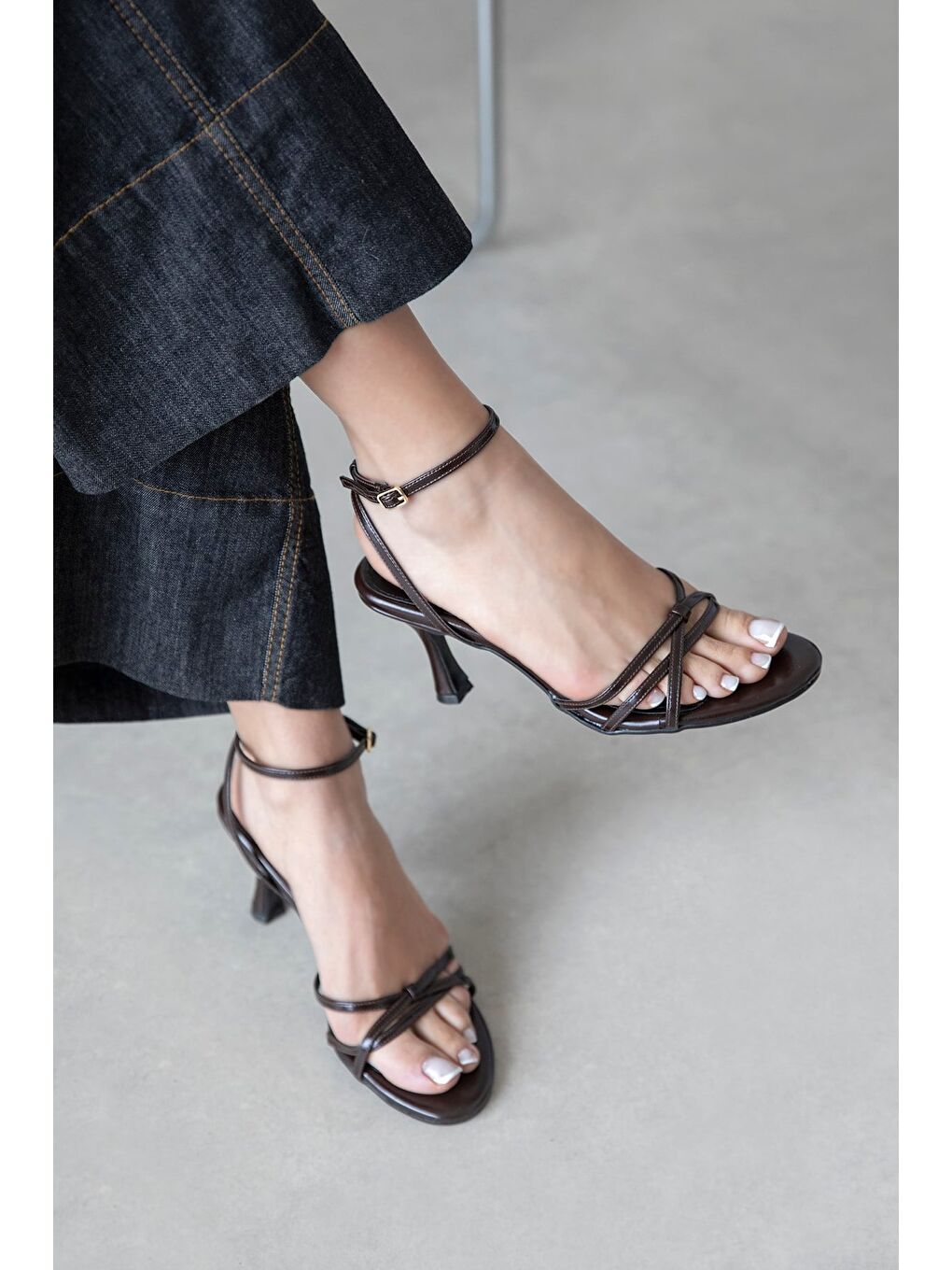 Kahverengi Zet Kadın Topuklu Kırışık Deri Sandalet Kahve