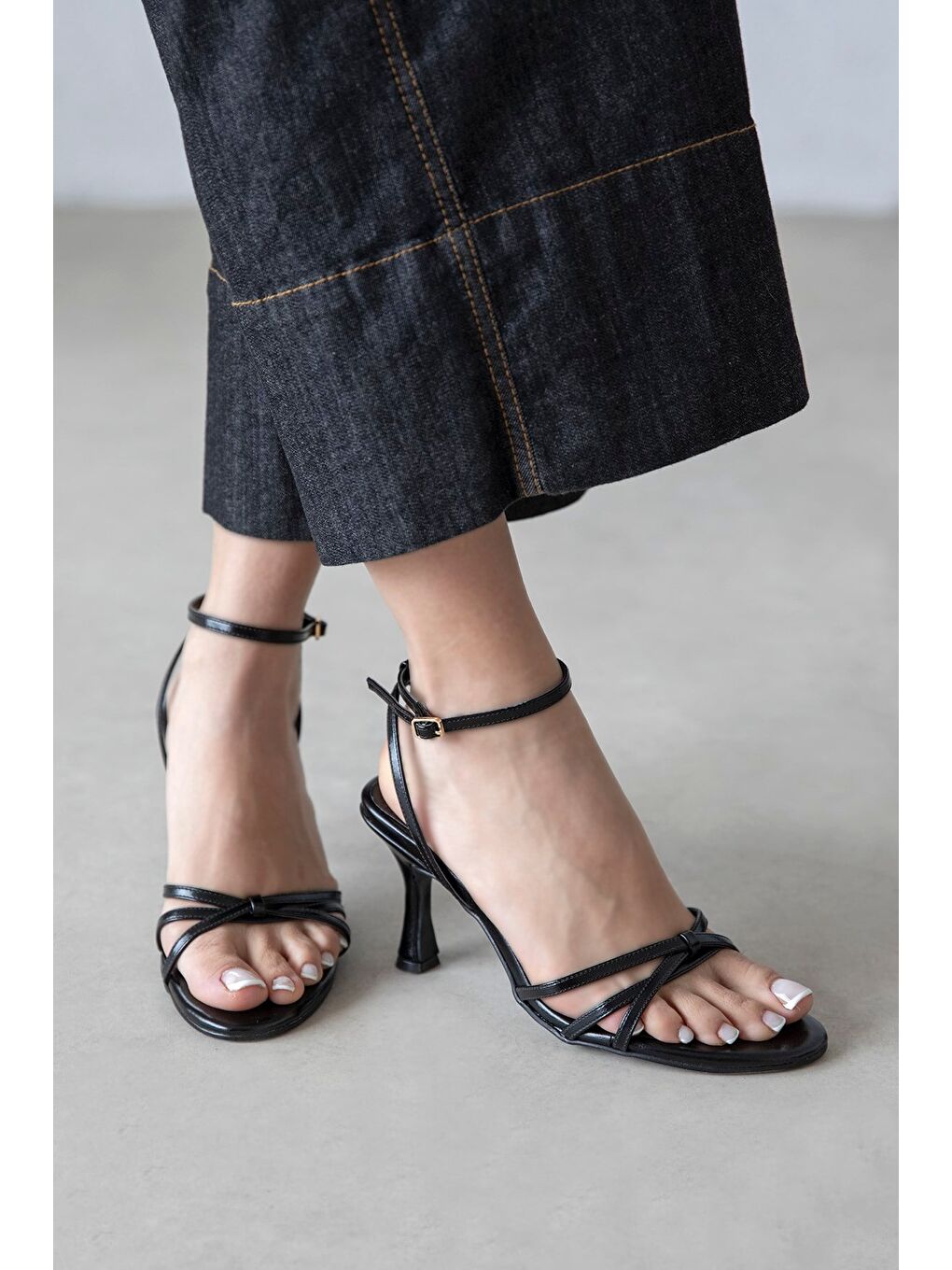 Zet Kadın Topuklu Kırışık Deri Sandalet Siyah