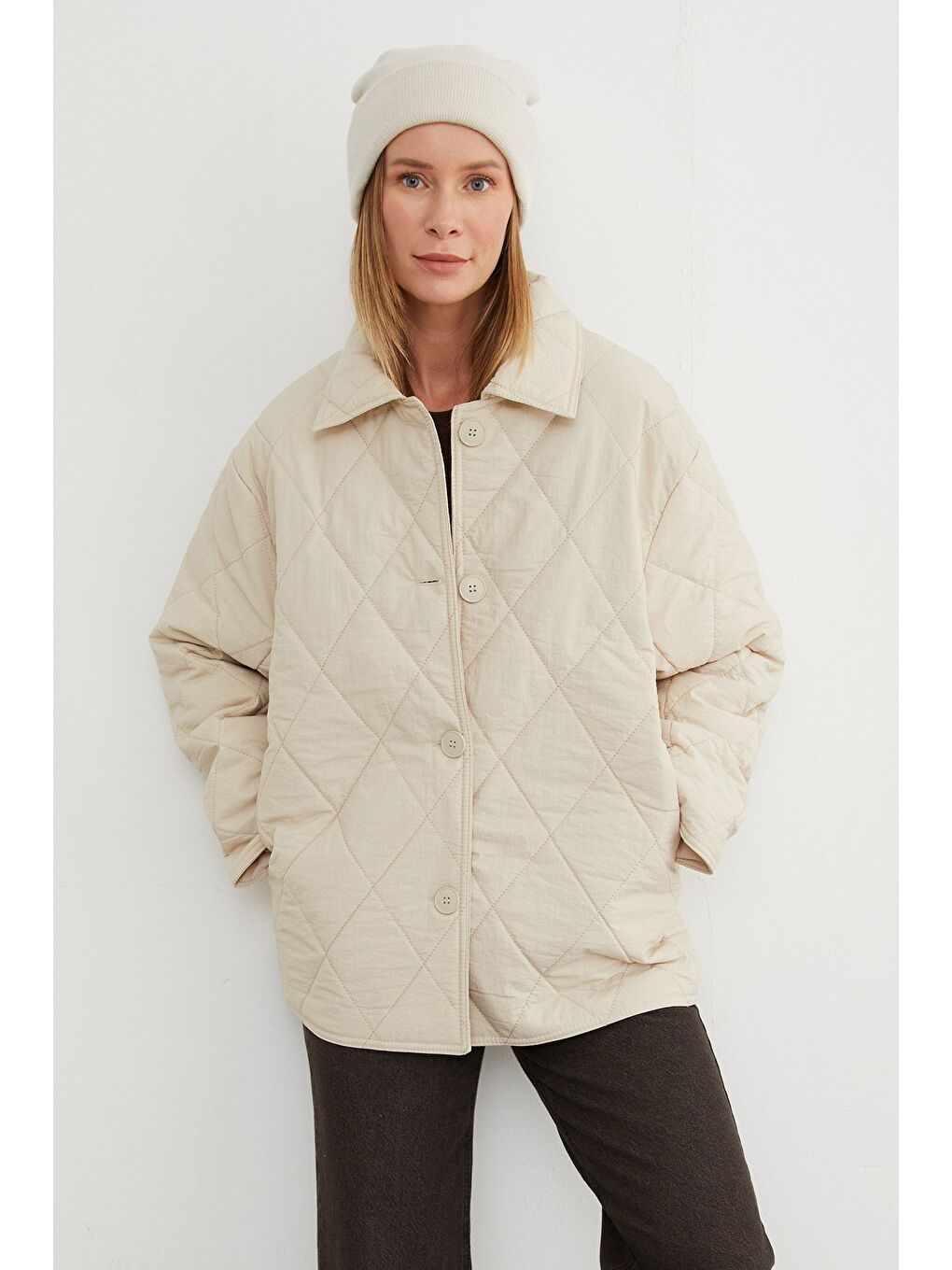 Bej Baklava Desen Kapitone Oversize Düğmeli Mont-1