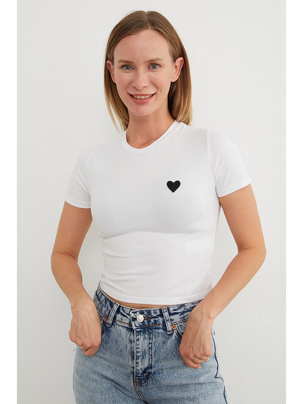 Ekru Kalp Nakışlı Bisiklet Yaka Crop Tişört-1