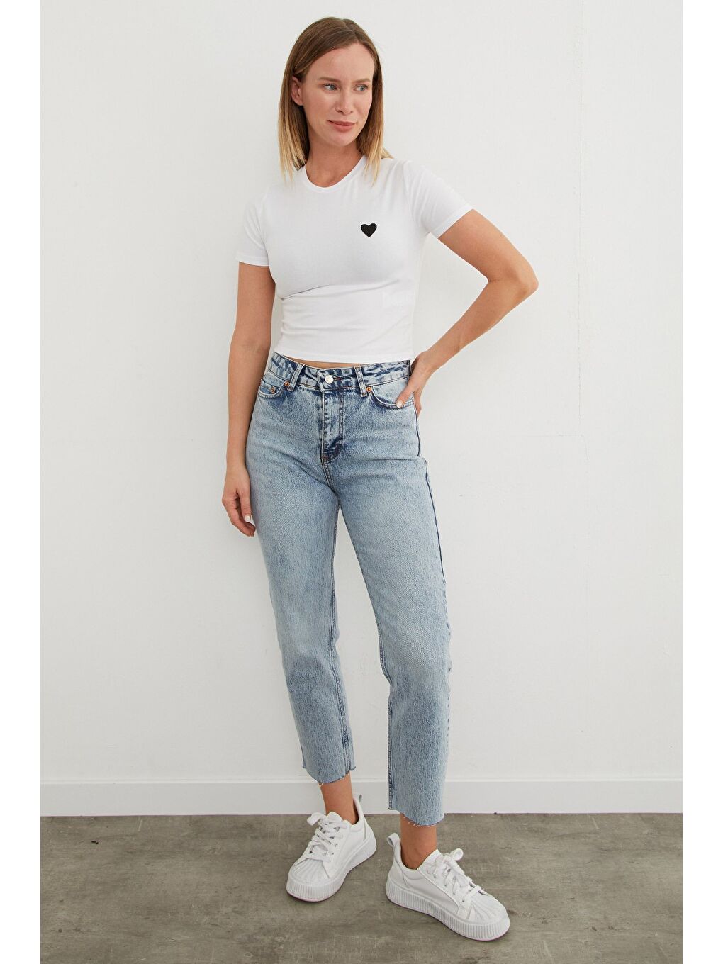Ekru Kalp Nakışlı Bisiklet Yaka Crop Tişört-2