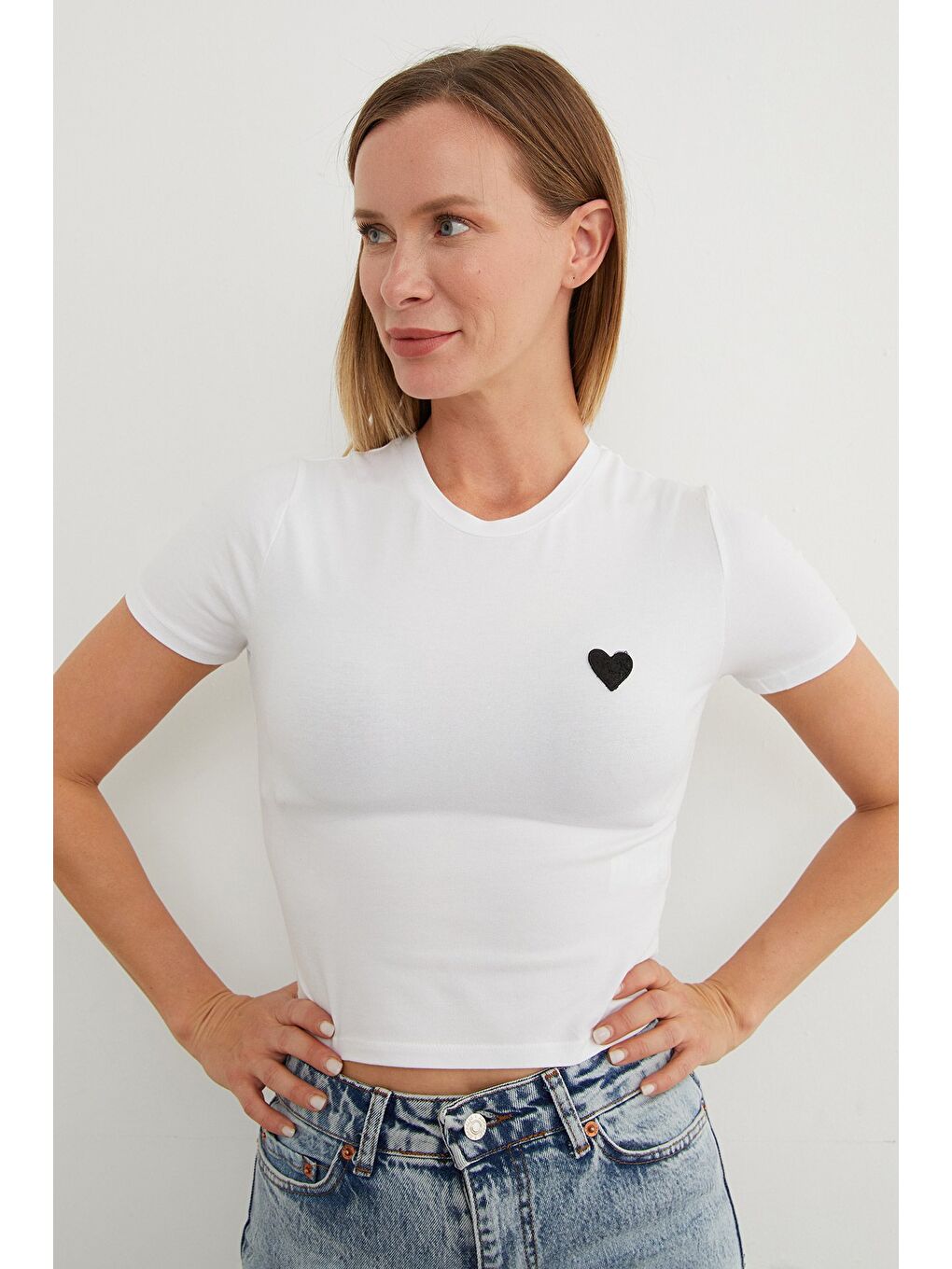 Ekru Kalp Nakışlı Bisiklet Yaka Crop Tişört-3