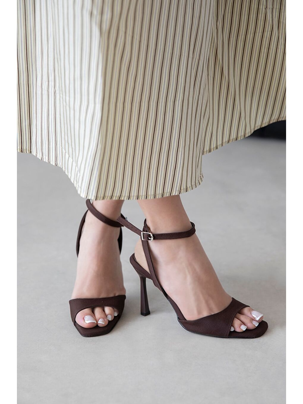 Kahverengi Nora Kadın Topuklu Küt Burun Kumaş Sandalet Kahve