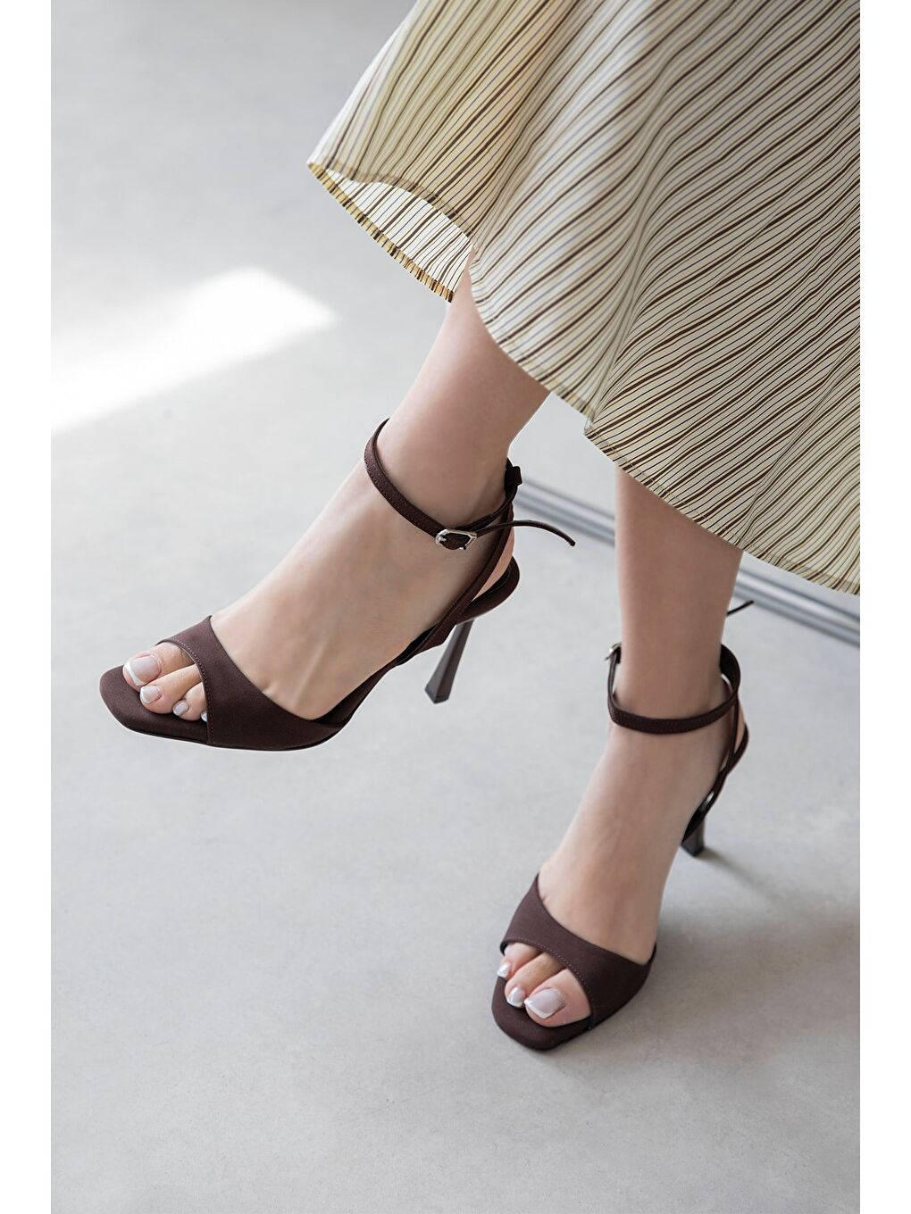 Kahverengi Nora Kadın Topuklu Küt Burun Kumaş Sandalet Kahve-1