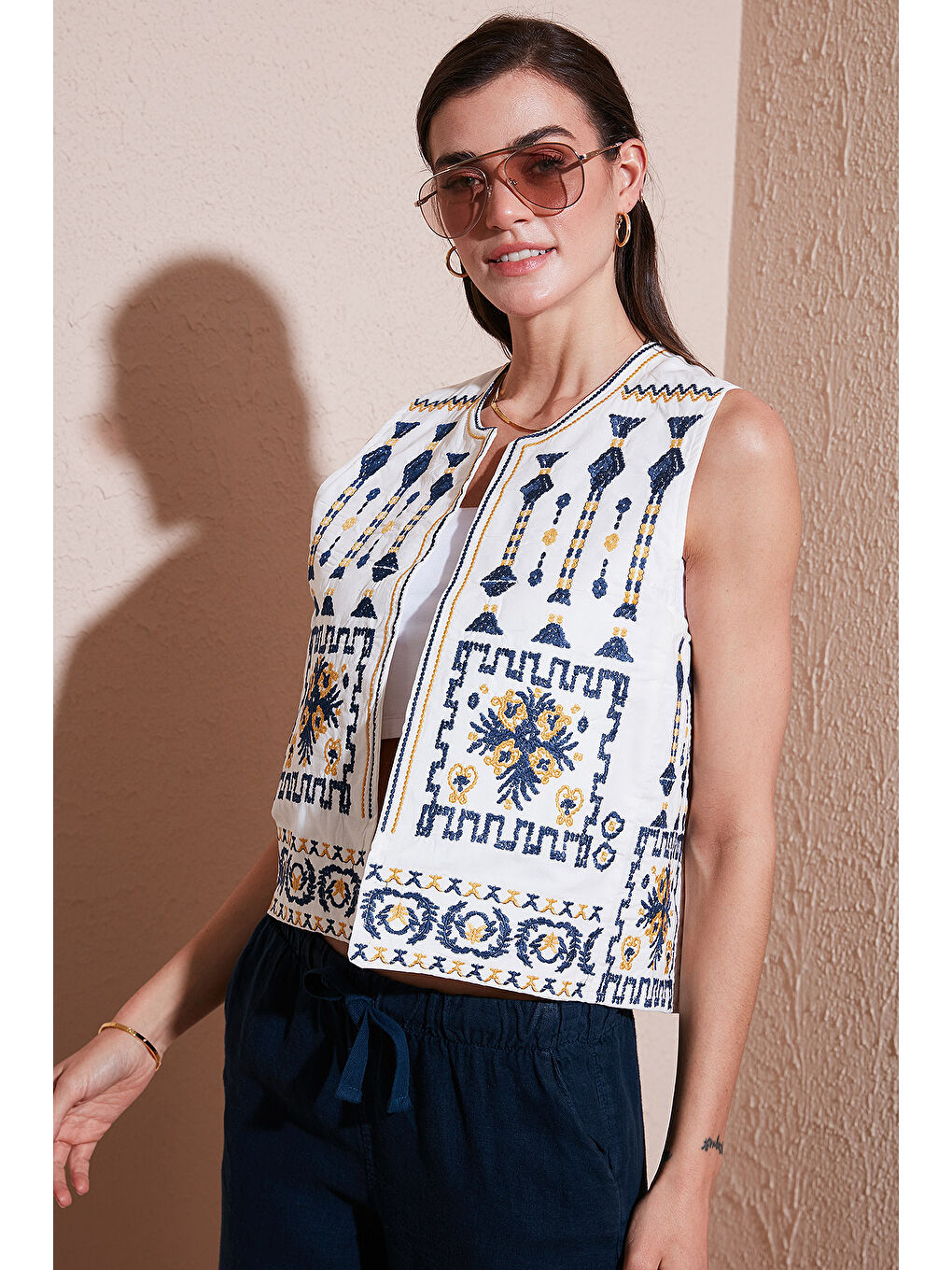 Ekru Pamuklu Regular Fit Çiçekli Nakış İşlemeli Yelek 676293-2